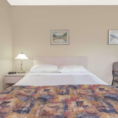 Super 8 By Wyndham Golden Hotel Екстериор снимка