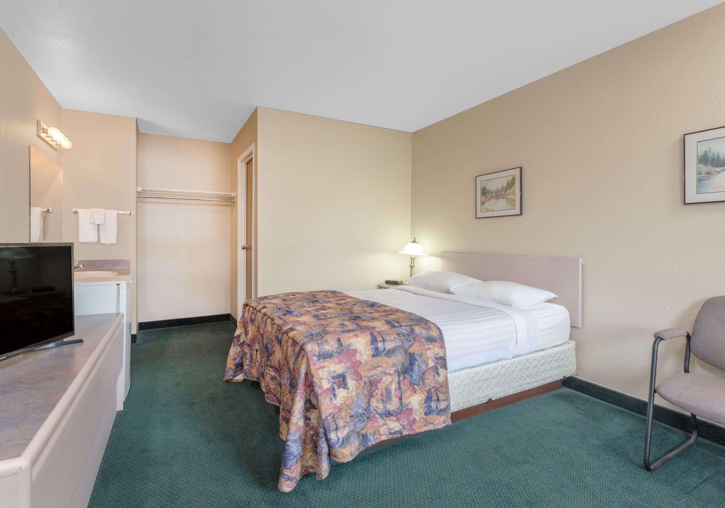 Super 8 By Wyndham Golden Hotel Екстериор снимка