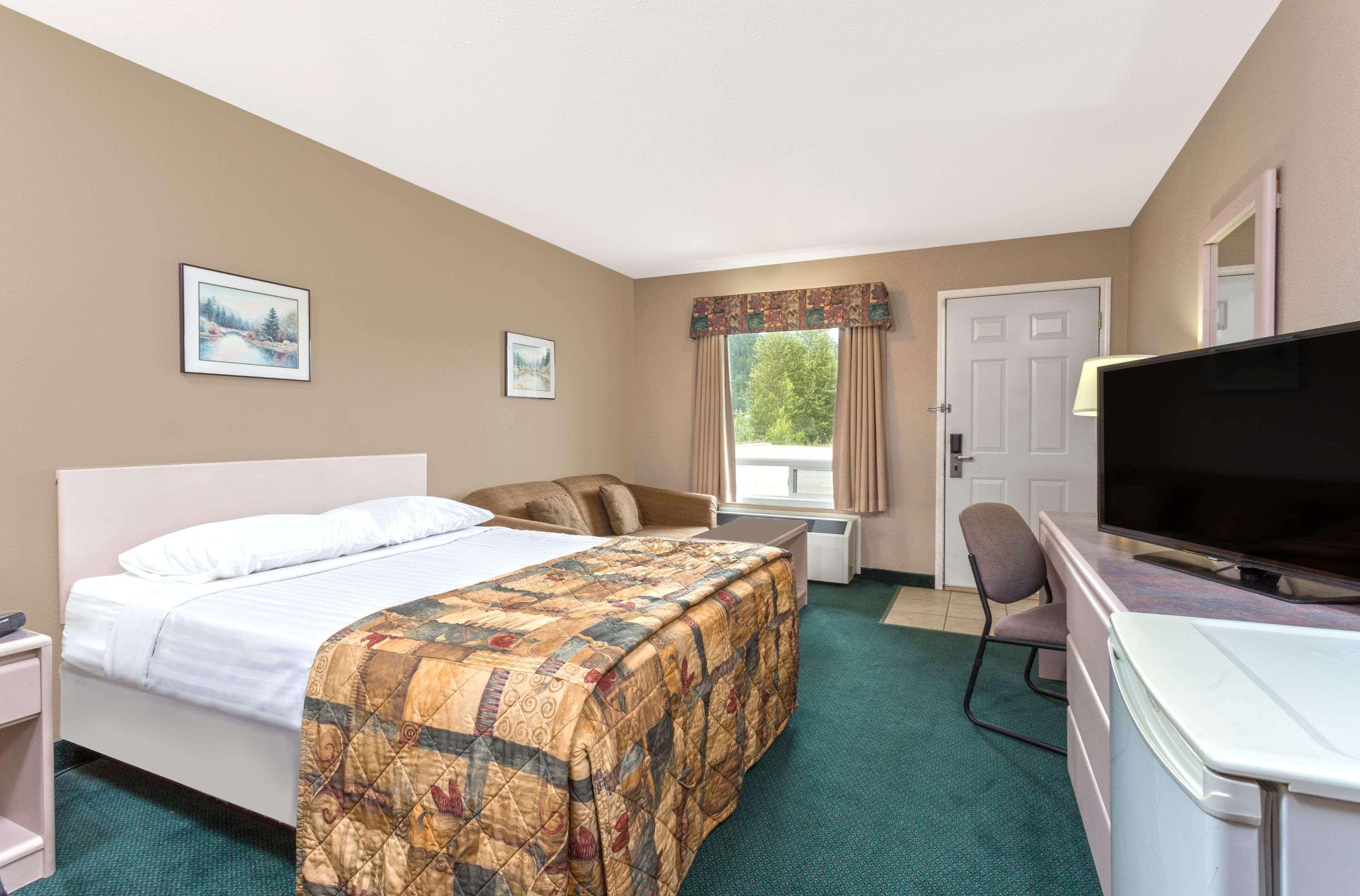 Super 8 By Wyndham Golden Hotel Екстериор снимка