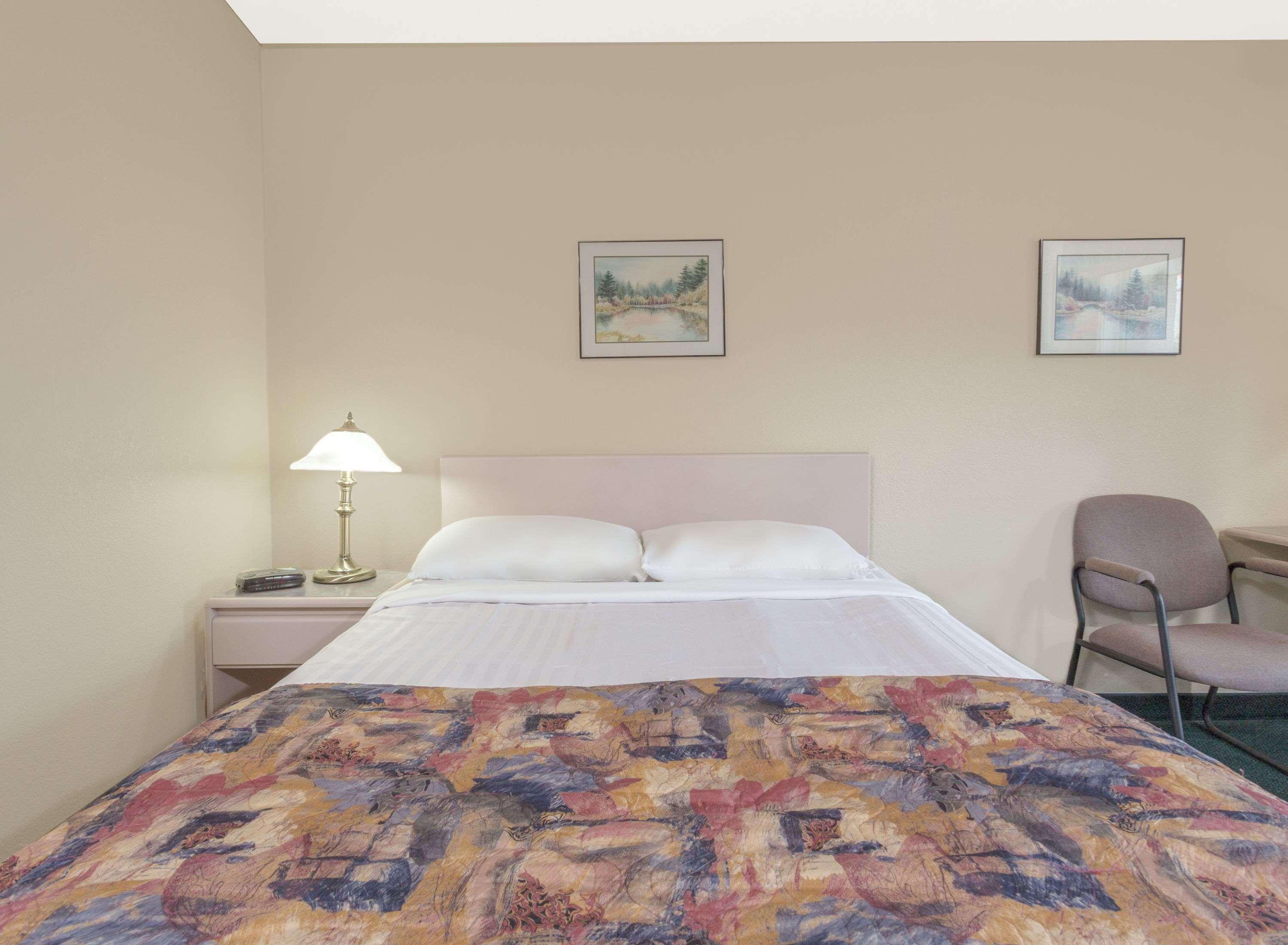 Super 8 By Wyndham Golden Hotel Екстериор снимка