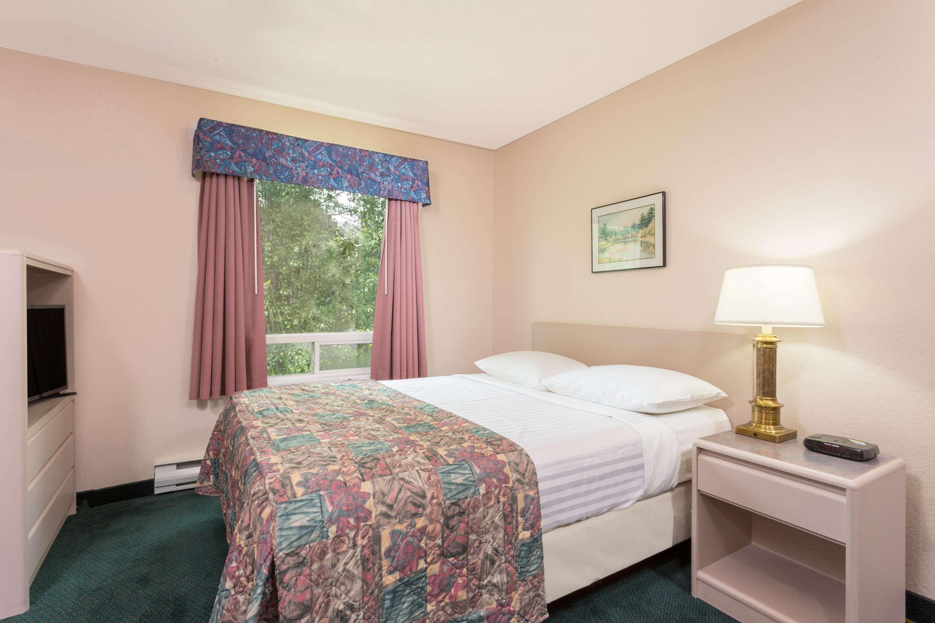 Super 8 By Wyndham Golden Hotel Екстериор снимка