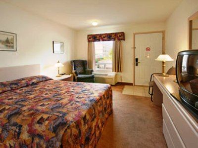 Super 8 By Wyndham Golden Hotel Стая снимка