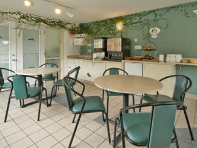 Super 8 By Wyndham Golden Hotel Ресторант снимка