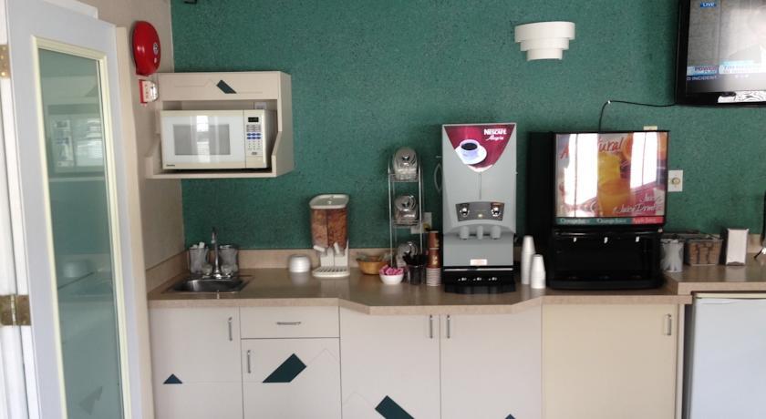 Super 8 By Wyndham Golden Hotel Екстериор снимка